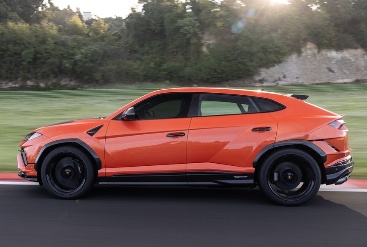 With its bold styling and powerful V8 engine, the Lamborghini Urus 2024 stands out in the competitive SUV market.
