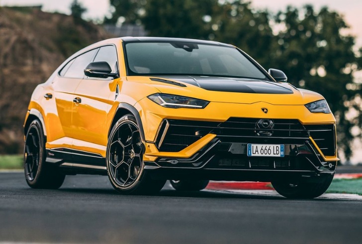 The Lamborghini Urus 2024 combines cutting-edge technology with exquisite craftsmanship with safety and technology